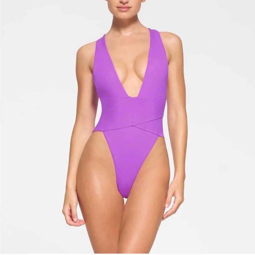 Sw41. 💜 SKIMS SIGNATURE SWIM PLUNGE CUT OUT MONOKINI SWIMSUIT VIOLET 4X nwt